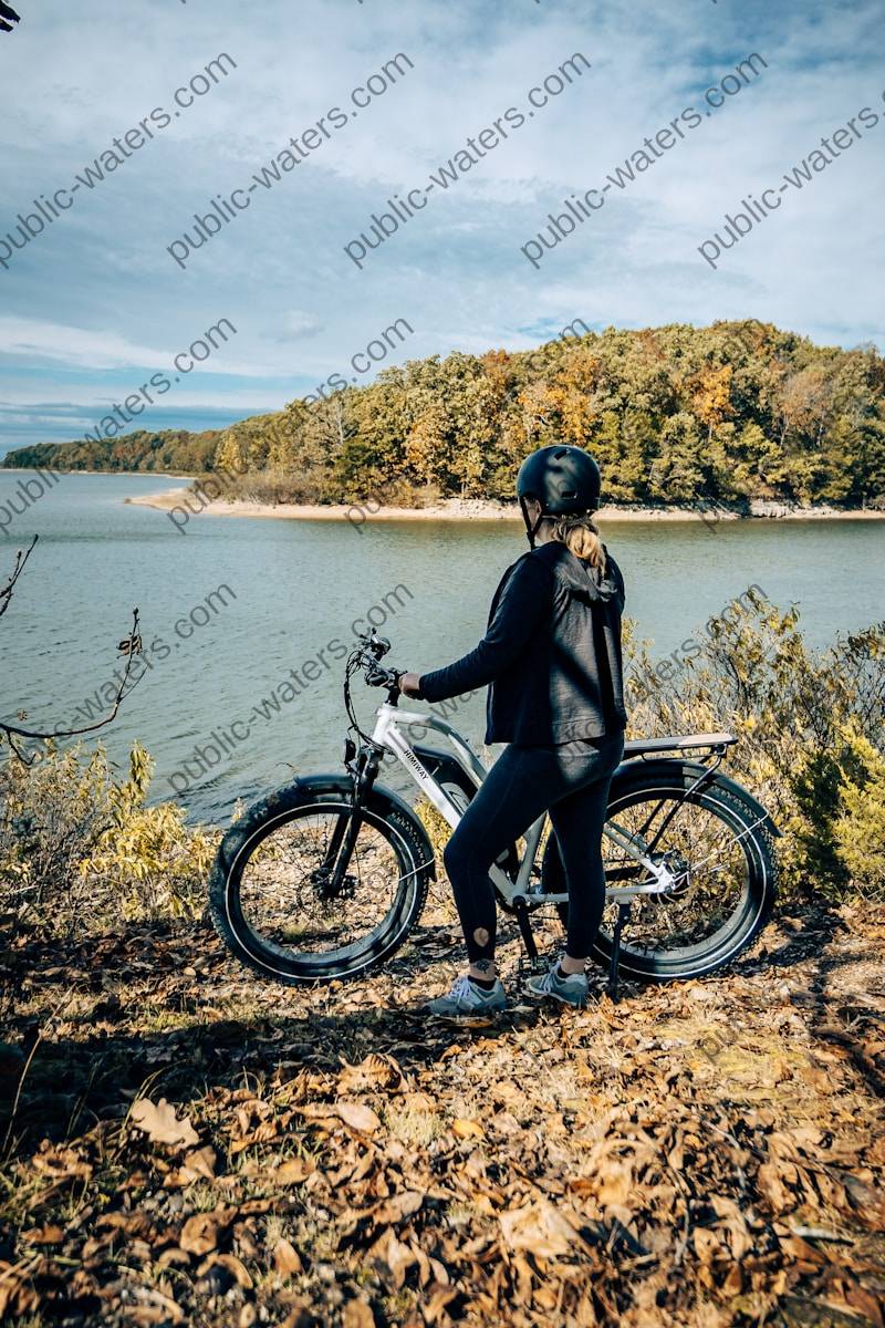 biking-around-water
